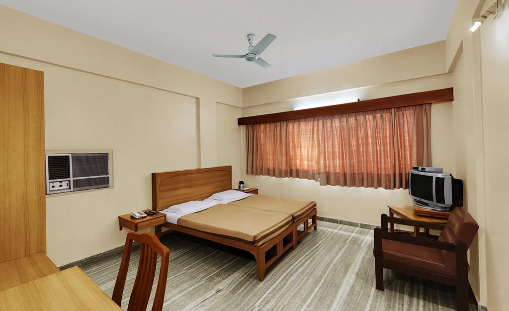 Hotel Meru Пуна Экстерьер фото