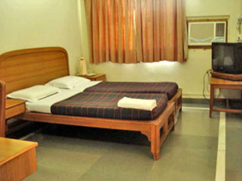 Hotel Meru Пуна Экстерьер фото